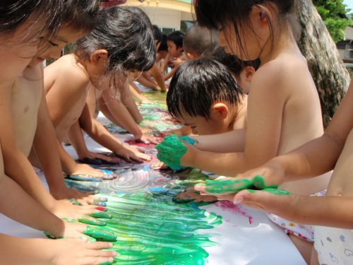 保育園　裸　夏 門川幼稚園】体にお絵かき（＾－＾）ボディペインティング – きぼうの森こども園